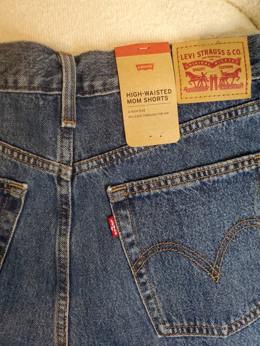 NWT Levi's High-Waisted Mom Shorts Blue Denim Womans Size 31(Size 12) - Picture 5 of 7